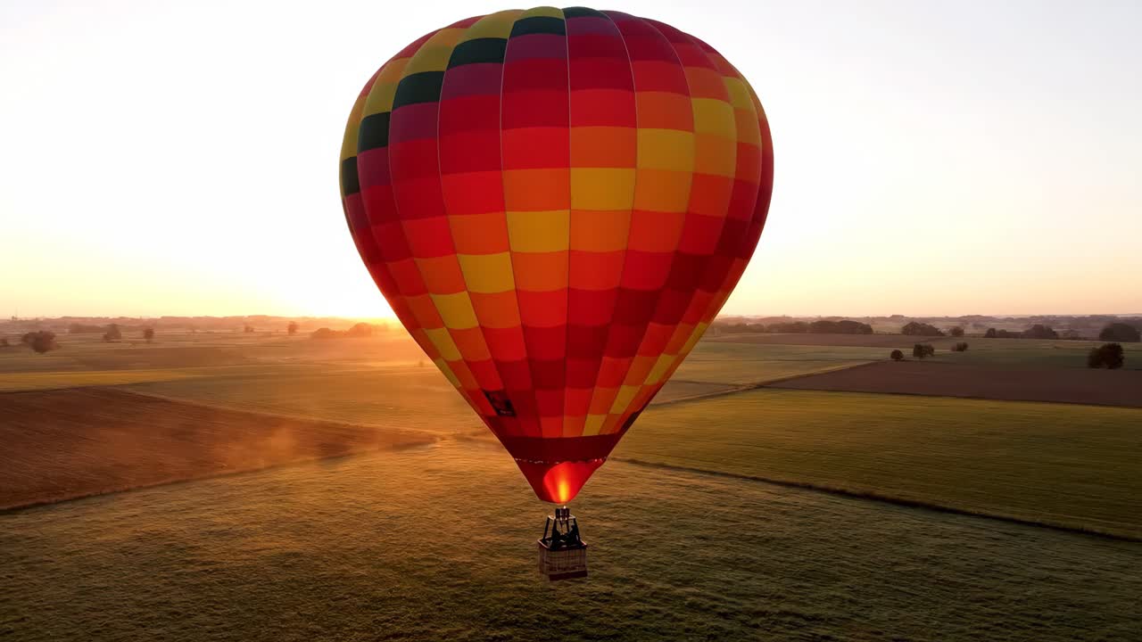 Viaje en globo aerostático al amanecer