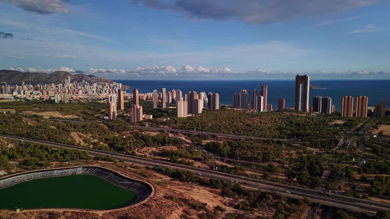 Veduta aerea dello skyline di Benidorm, autostrade, montagne e costa mediterranea