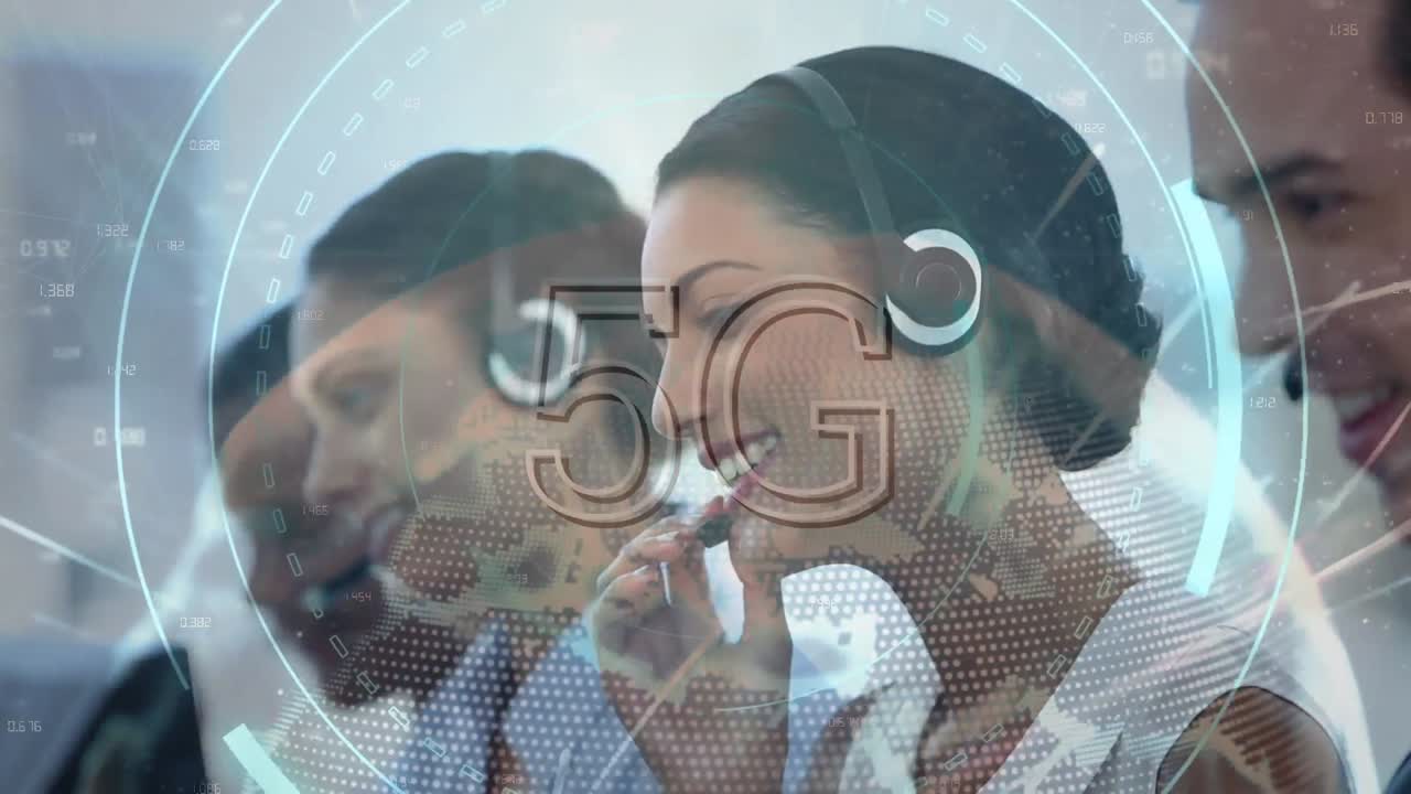 animación del globo y texto 5g sobre personas de negocios que usan auriculares de teléfono