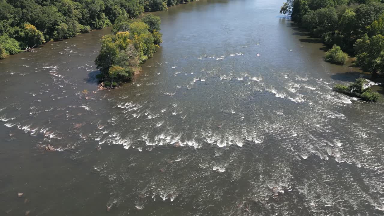 vista cinematográfica de drones del río catawba con roturas en el agua volando de derecha a izquierda, carolina del sur