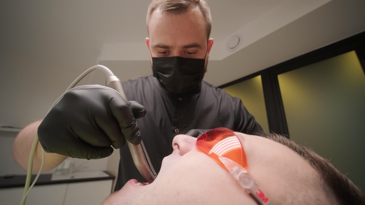 dentista que realiza un procedimiento dental en el paciente