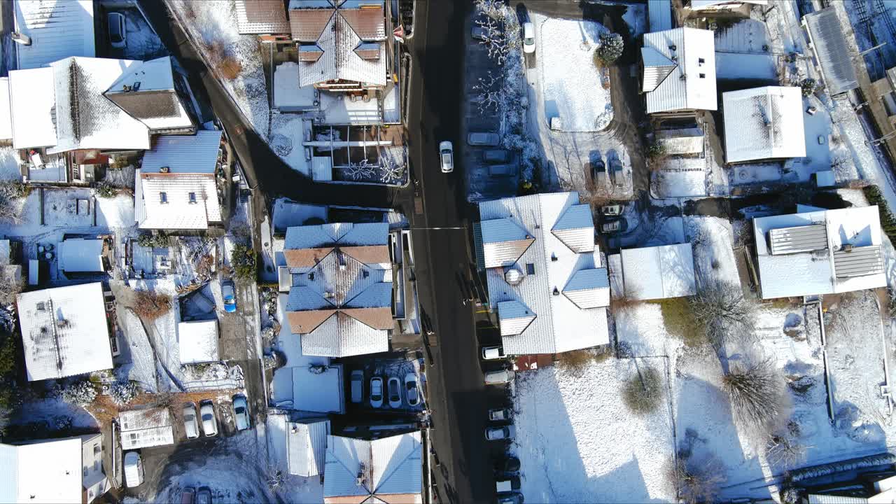 마을에서 급속도로 달리는 자동차를 <lauterbrunnen> 스위스, 알프스 계곡에서 드론, 유럽, 4k
