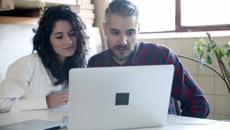 Fröhliches-Junges-Paar,-Das-Einen-Videoanruf-über-Einen-Laptop-Führt