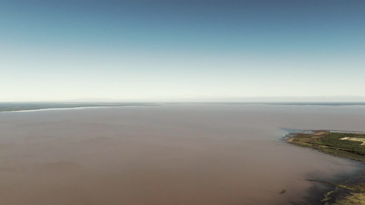 una vista panorámica aérea del vasto embalse de río hondo en las termas de río hondo, santiago del estero, argentina