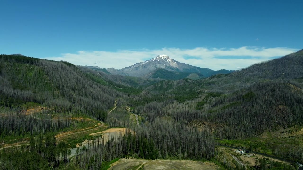 USA, Oregon, Sisters, 12-07-2026 - Vista drone del Monte Jefferson nell'Oregon centrale, in estate