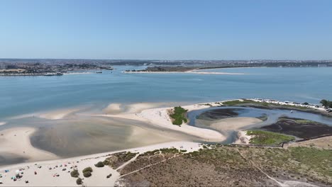 Drohnenaufnahme-Eines-Stranddeltas-Am-Fluss-Tejo,-Barreiro-In-Portugal