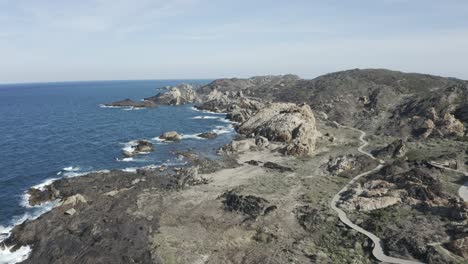 Luftaufnahme-Des-Strandes-Tudela-Am-Cap-De-Creus,-Katalonien,-Spanien