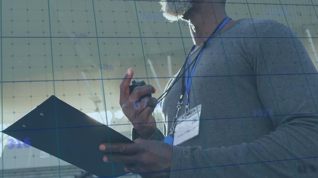 animación del procesamiento de datos financieros sobre un empresario afroamericano en el cargo