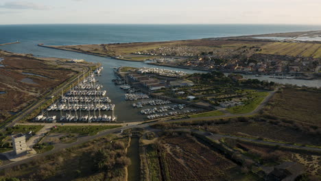 Rundflug-Um-Den-Hafen-Von-Chichoulet-Im-Segel--Und-Fischereihafen-Von-Vendres