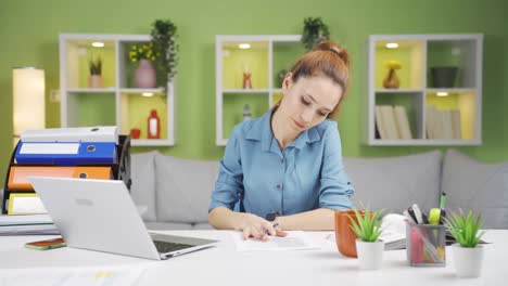 Mujer-Joven-Frustrada-Firmando-Papeleo.