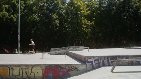 un chico caucásico haciendo un truco en el parque de skate.