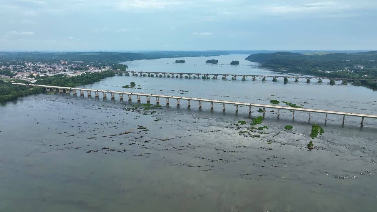 dos puentes que cruzan el río susquehanna y una vista panorámica hacia la ciudad de columbia, pennsylvania-1