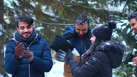 grupo de cuatro indios divirtiéndose jugando en la nieve al aire libre pasando las vacaciones de crisimas