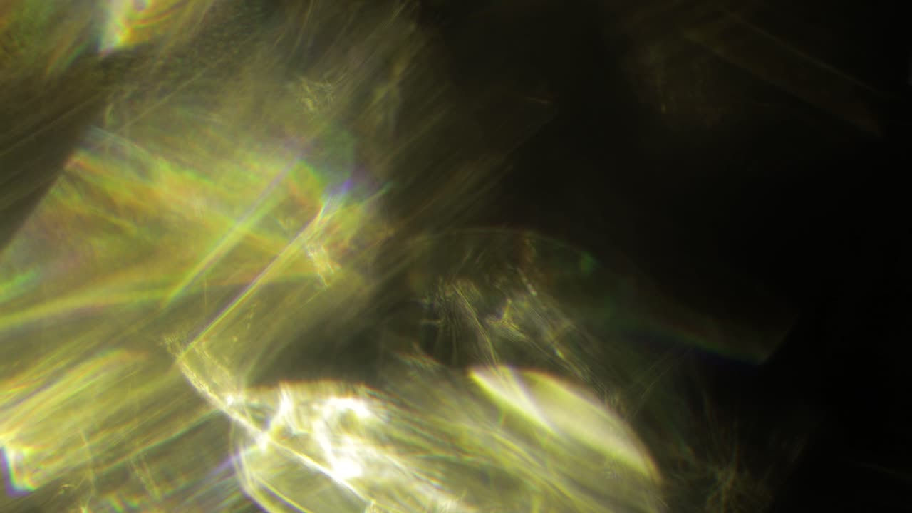 la luz multicolor filtra imágenes de 4k en fondo negro, estilizando el video, las transiciones, el efecto bokeh.
