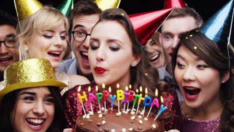 mujer soplando velas fiesta de cumpleaños cabina de fotos en cámara lenta
