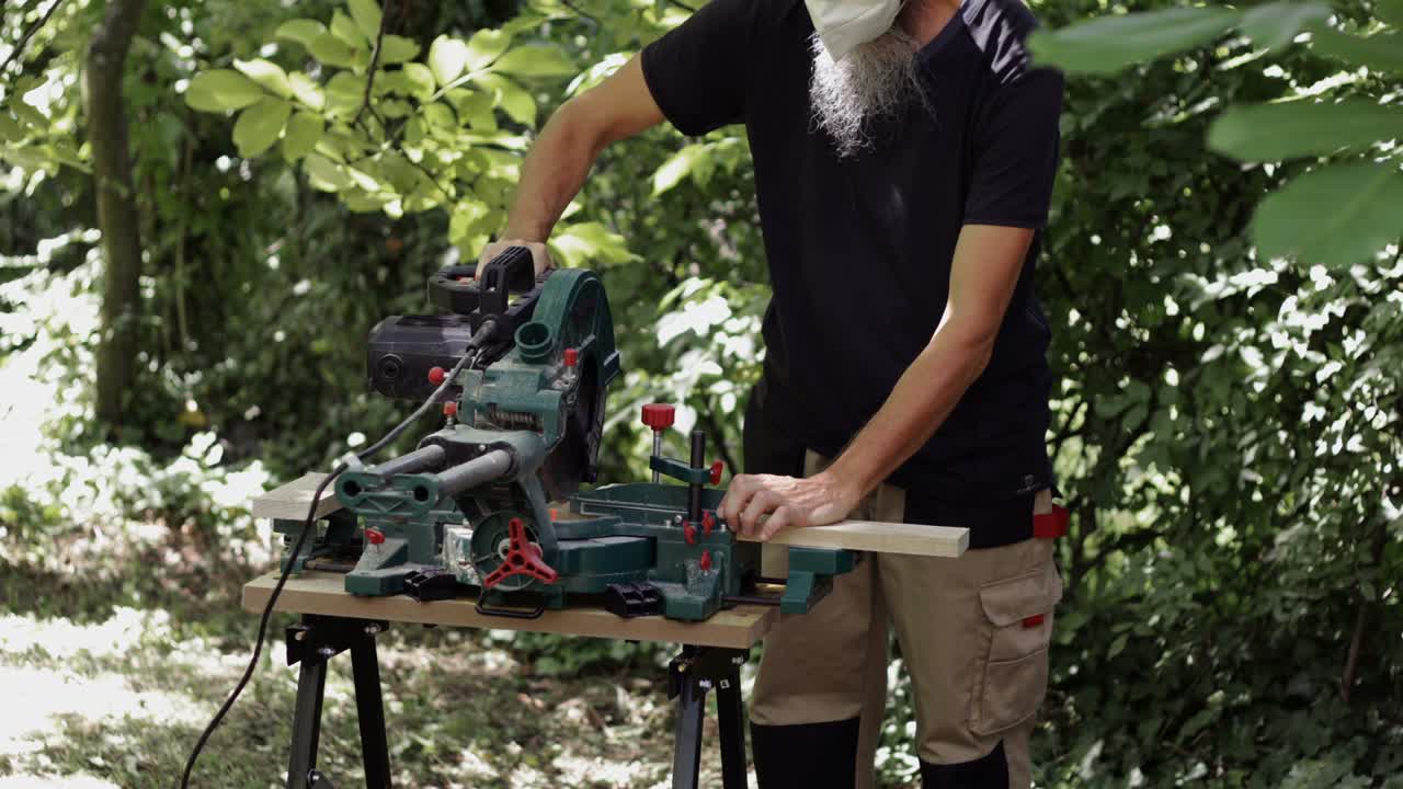 Miter saw cross cut close up