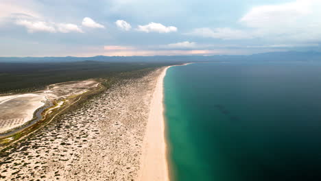 Drohnenaufnahme-Beim-Seitlichen-Start-Am-Strand-Von-La-Ventana-In-Baja-California-Sur-Mexiko