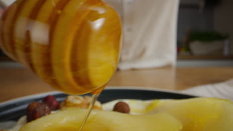 honey drizzled pears with yogurt and nuts