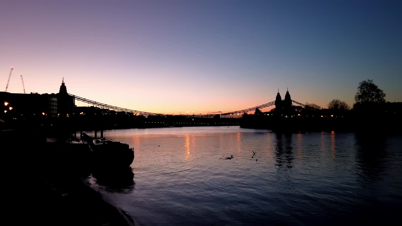 런던 해머스미스 에 있는 테임즈 강 위 의 해가 뜨는 것