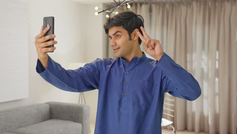 hombre indio feliz haciendo clic en selfies
