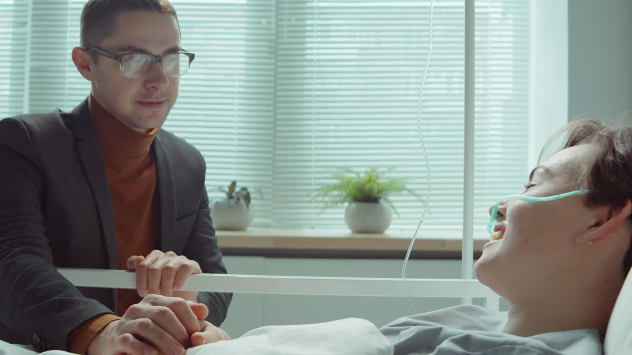 병원 병실 에서 병든 아내 를 부양 하는 남자