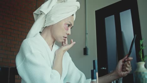 mujer que aplica productos para el cuidado de la piel