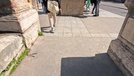 personas caminando cerca de una estatua en parís