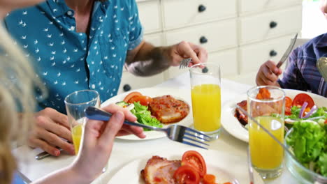 Comida-Familiar-Durante-La-Pausa-Del-Almuerzo