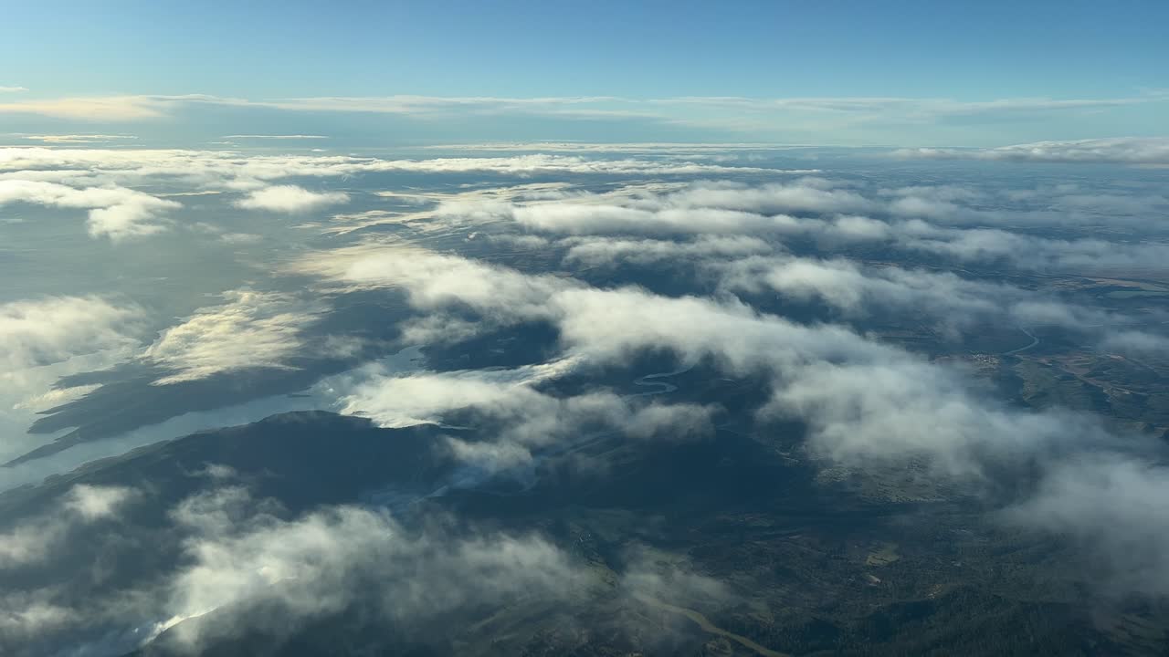 vista aérea desde una cabina de jet después del amanecer volando hacia el sur sobre alemania cerca de frankfurt con la vista de la niebla en los valles y algunas nubes