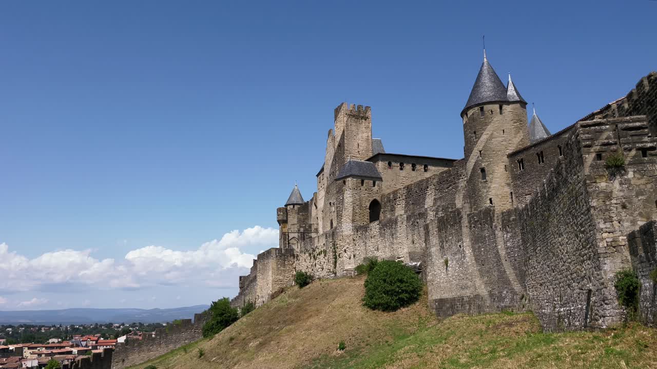 fotografía en lapso de tiempo de las paredes exteriores del castillo medieval de carcassonne en francia