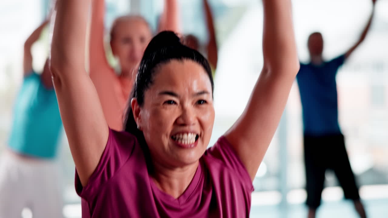 피트니스 클래스를 즐기는 노인