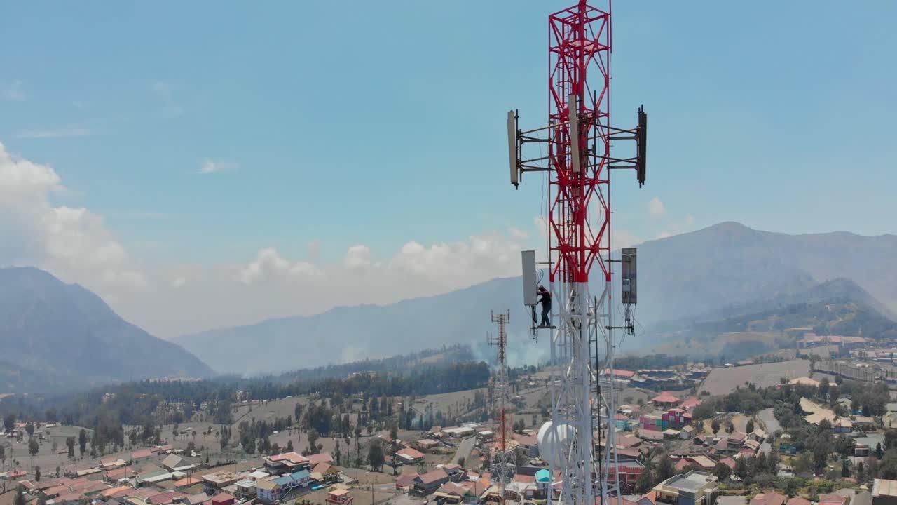 Trabajador en la antena de Cemorolawang, Java Oriental, Indonesia