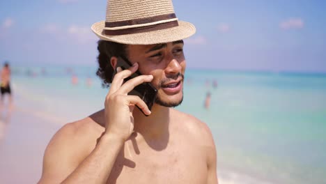 hombre alegre de pie con smartphone