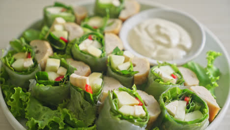 Envoltura-De-Verduras-O-Rollos-De-Ensalada-Con-Salsa-De-Ensalada-Cremosa---Estilo-De-Comida-Saludable