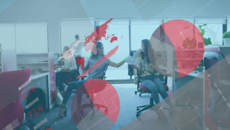 animación del procesamiento de datos estadísticos sobre mujeres diversas que entregan un documento a una mujer en la oficina