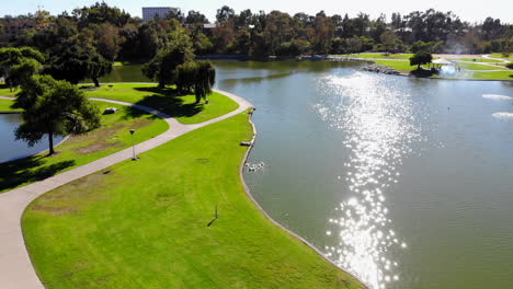 vuele volando desde el hermoso parque regional lake mason en irvine, california, parque suburbano del condado de orange, su dron aéreo 4k dji