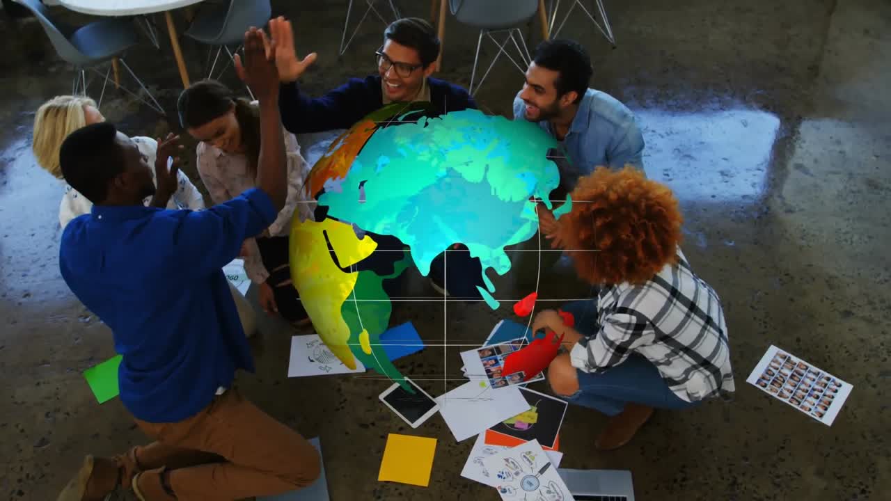 animación de un globo giratorio sobre felices colegas diversos celebrando en una reunión de lluvia de ideas