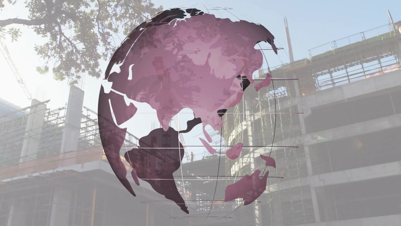 Au démarrage, un globe terrestre en rotation tourne, révélant les continents au-dessus d'un chantier de construction, illustrant une portée mondiale.