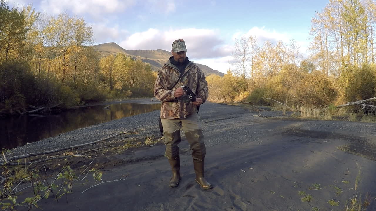 una guía de vida silvestre de alaska demuestra cómo usar una lata de spray para osos para la autodefensa en el caso de un oso grizzly oso pardo oso kodiak ataque en la isla kodiak alaska