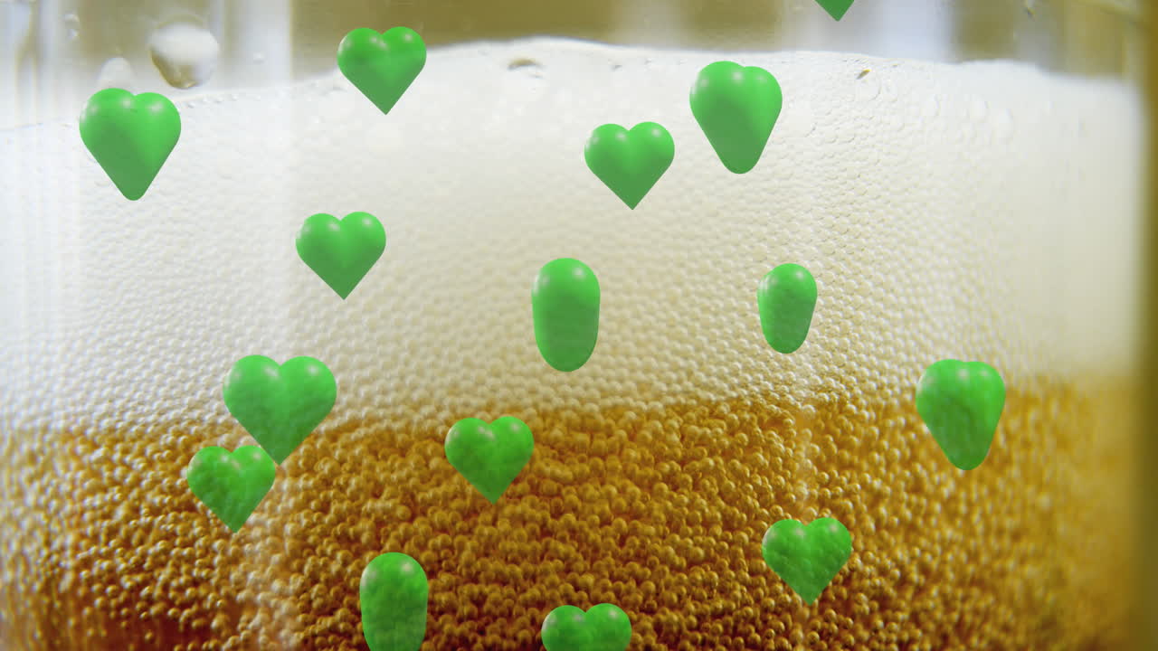 animación del día de san patricio corazones verdes en vidrio con fondo de cerveza.