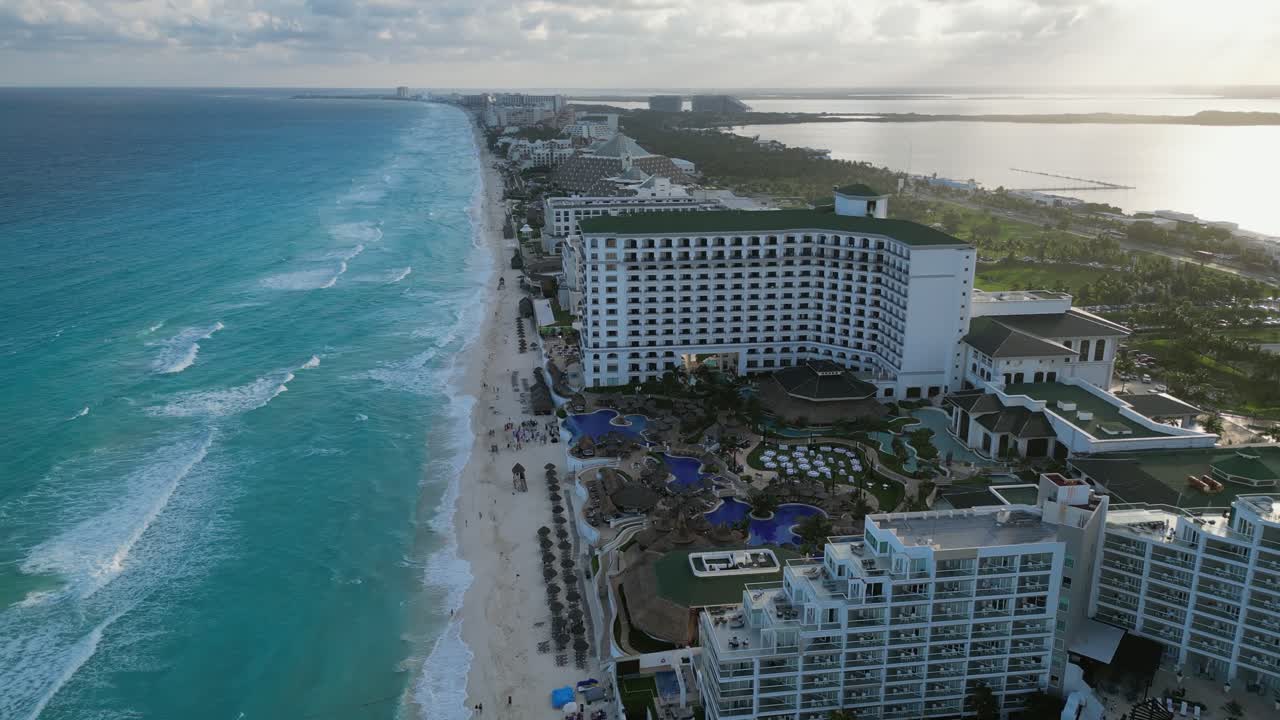 Sorvolo serale di hotel resort fronte mare su un cordone litorale a Cancun, Messico