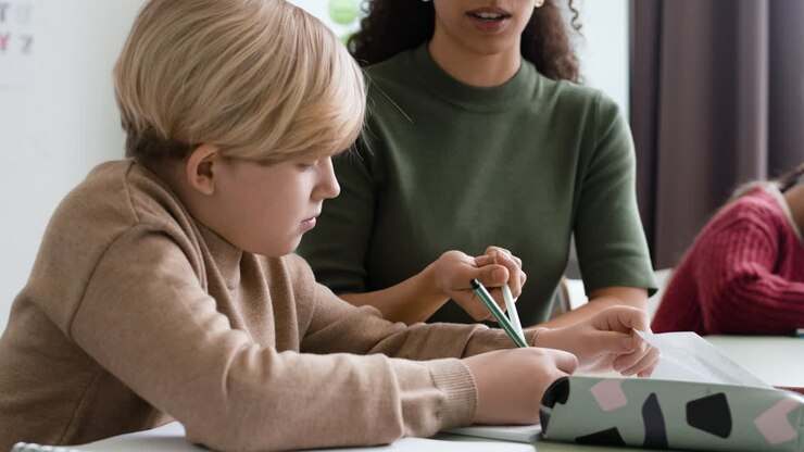 Elev får hjælp med lektier i klassen