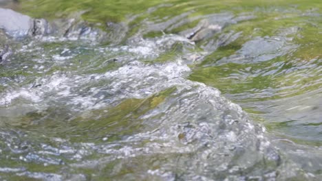 Wasser-Fließt-In-Zeitlupe