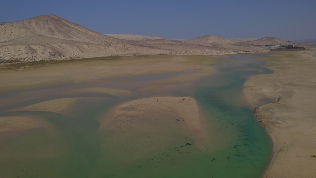 Spiaggia di Sotavento, Fuerteventura: vista aerea che si allontana verso la fantastica spiaggia in una giornata di sole