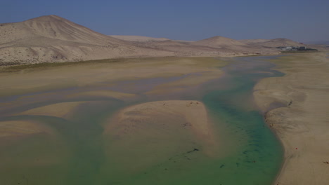 Playa-De-Sotavento,-Fuerteventura:-Vista-Aérea-Viajando-A-La-Fantástica-Playa-En-Un-Día-Soleado