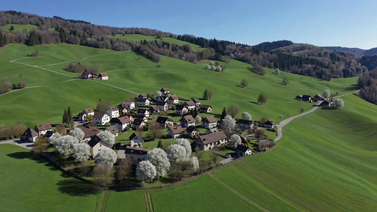Okouzlující vesnice v bujné zelené krajině