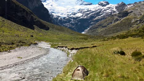 Revelación-Aérea-De-Una-Carpa-Frente-A-Un-Hermoso-Paisaje-Natural