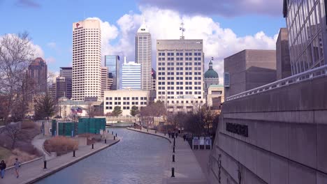 Eröffnungsaufnahme-Der-Skyline-Der-Innenstadt-Und-Des-Spaziergangs-Am-Flussufer-Indianapolis-Indiana-2