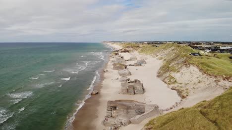 Muñeca-Aérea-En-Una-Casa-Antigua-Ubicada-Cerca-De-La-Playa-De-Arena-Blanca-En-La-Costa-Oeste-Danesa-Llena-De-Viejos-Búnkeres-Alemanes-Abandonados-De-La-Segunda-Guerra-Mundial