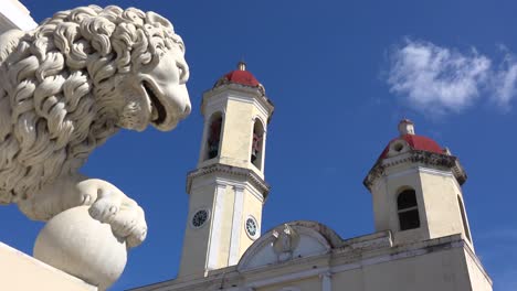 las hermosas torres de la catedral de la purisima se elevan sobre la plaza pública en cienfuegos cuba 1